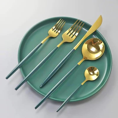 Set de 24 tacamuri, elegant si rafinat, cu un finisaj luxos, diferite culori